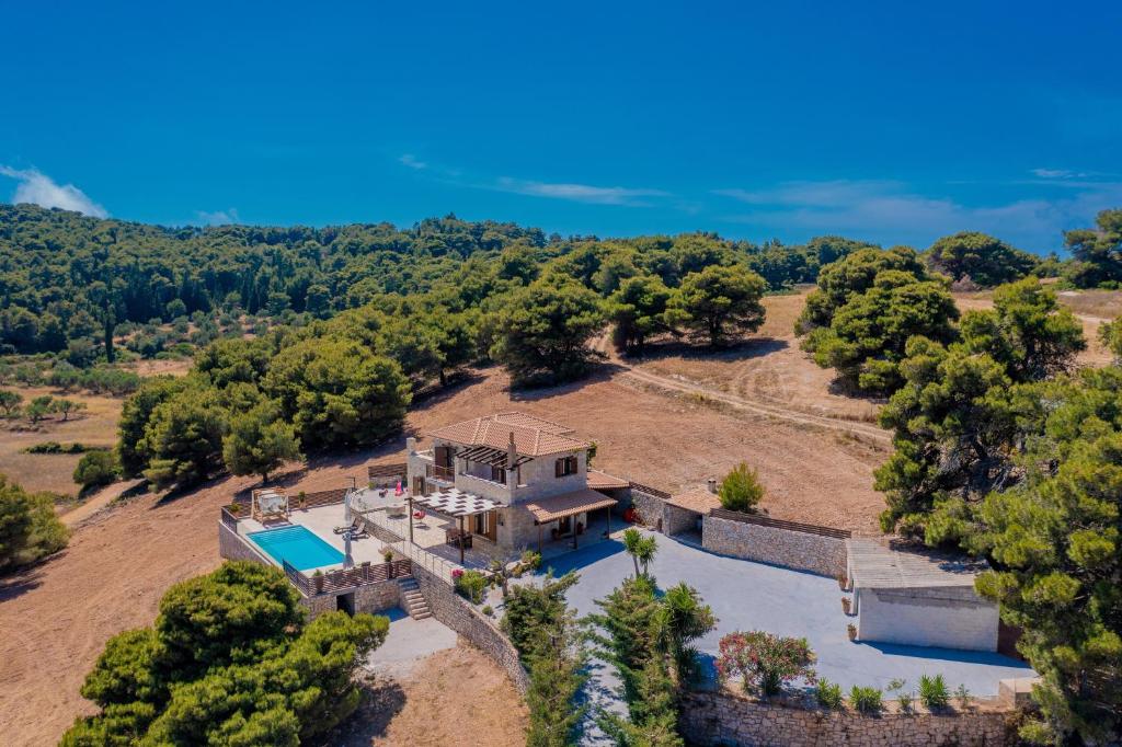 沃丽曼村Villa Navagio Volimes的享有带游泳池的房屋的空中景致