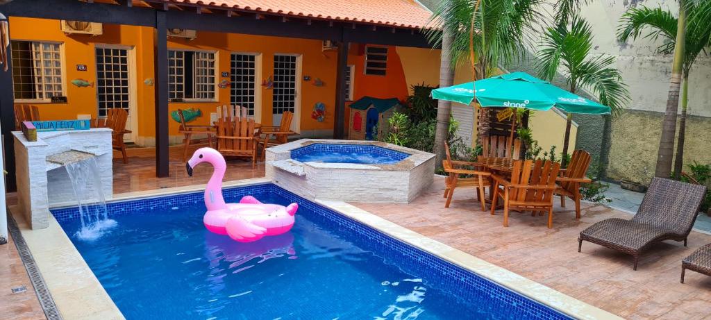穆里基镇圣保罗旅馆的一座房子旁边的游泳池里的一个粉红色天鹅