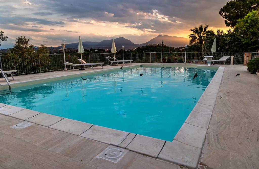SantʼOmeroAnthos Casa Vacanze的蓝色海水大型游泳池