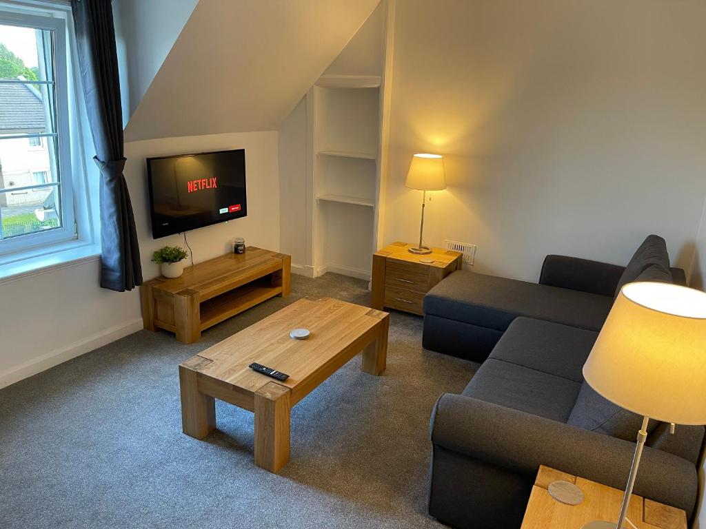 布罗克斯本Premier 3 Bed Flat D的带沙发和电视的客厅