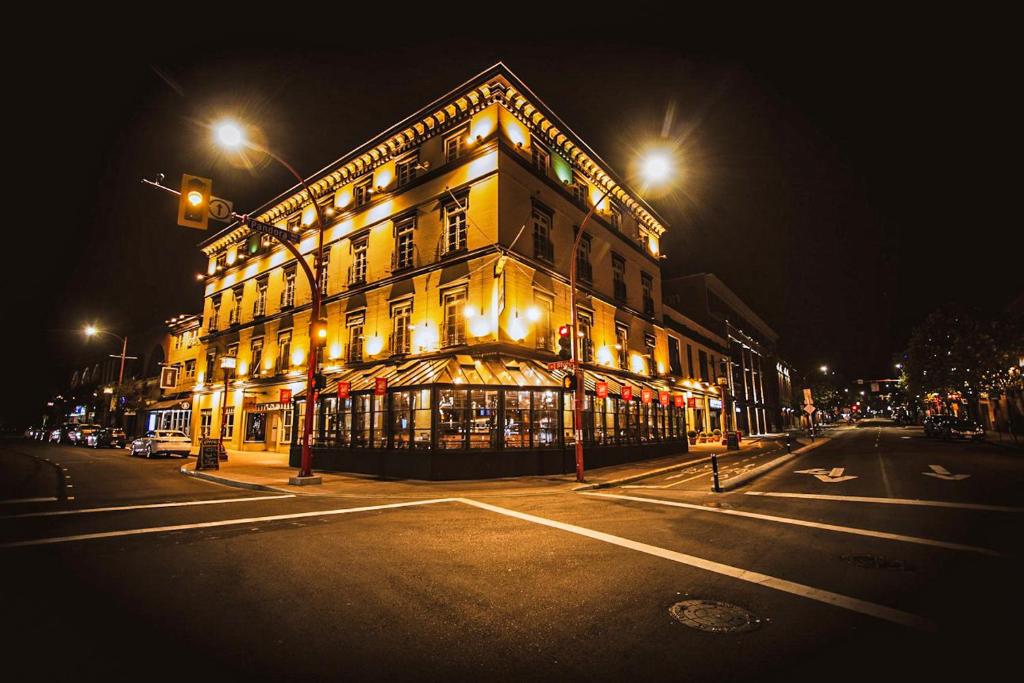 维多利亚天鹅啤酒厂酒吧酒店的夜空在城市街道上被点燃的建筑物