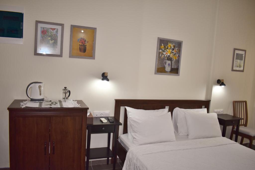 佩科霍里克里皮斯一室公寓酒店的酒店客房配有一张床和一张带水槽的书桌