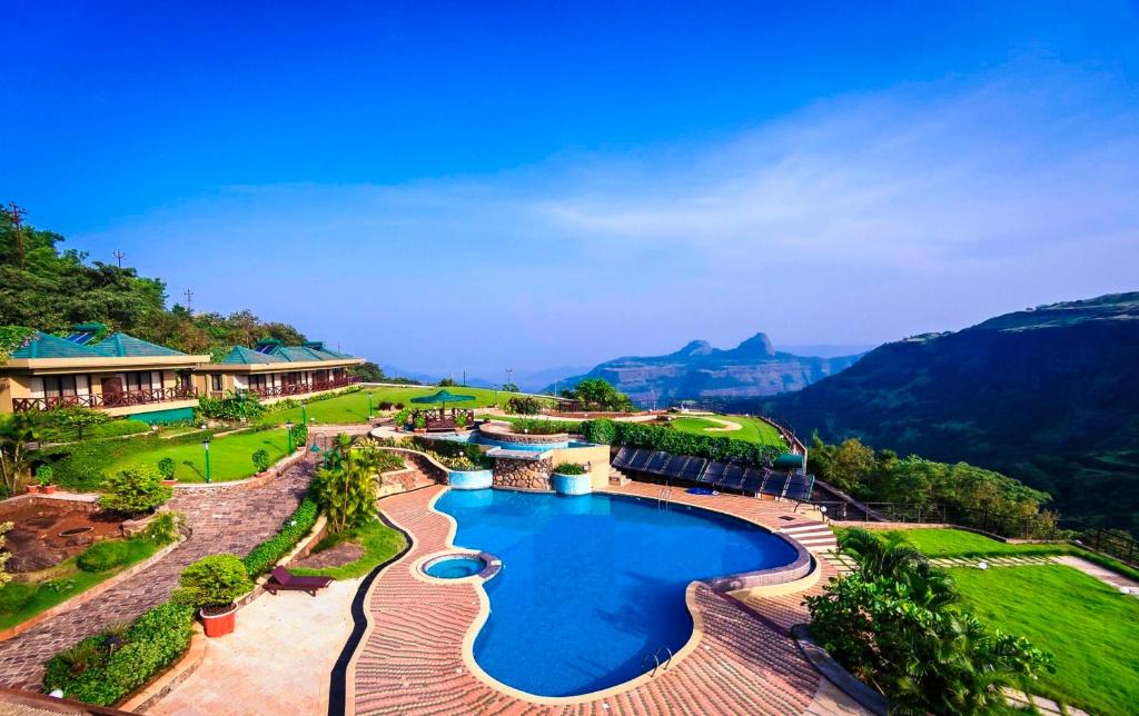 罗纳瓦拉顶层平台度假村的享有带游泳池的度假村的空中景致
