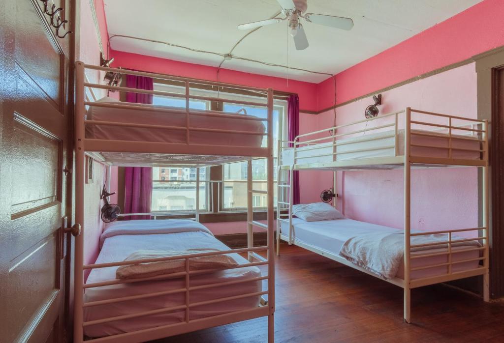 Lucky D&#39;s Youth and Traveler&#39;s Hostel客房内的一张或多张床位