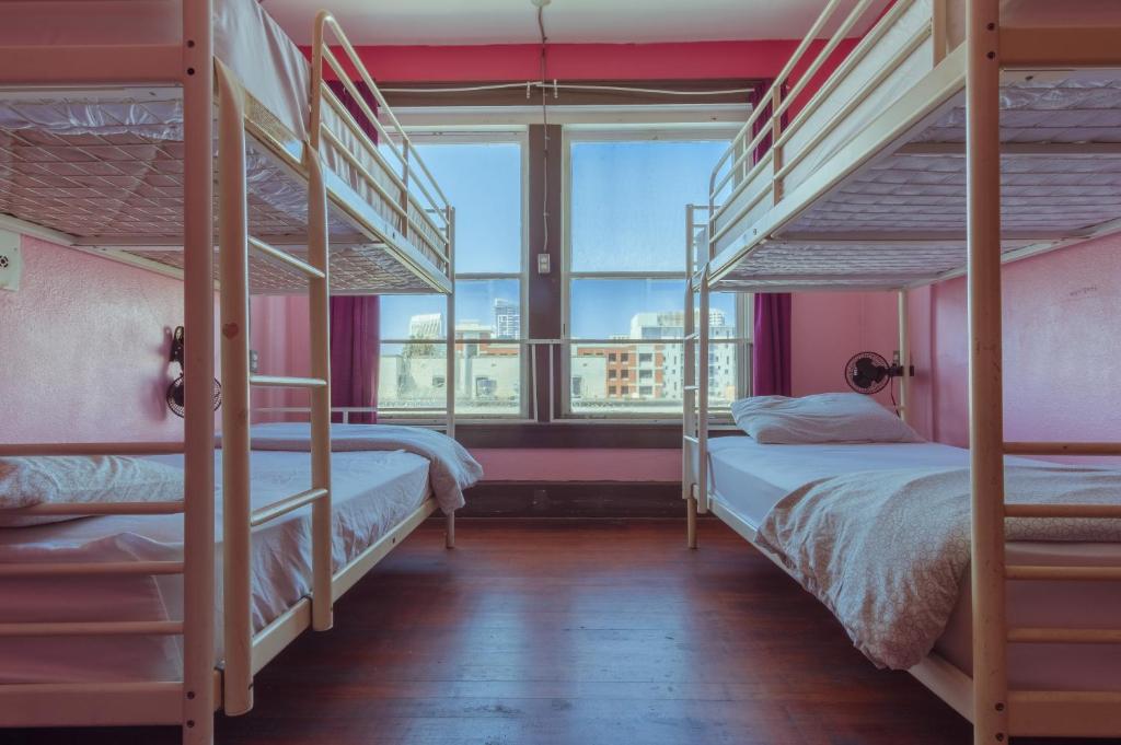 Lucky D&#39;s Youth and Traveler&#39;s Hostel客房内的一张或多张床位