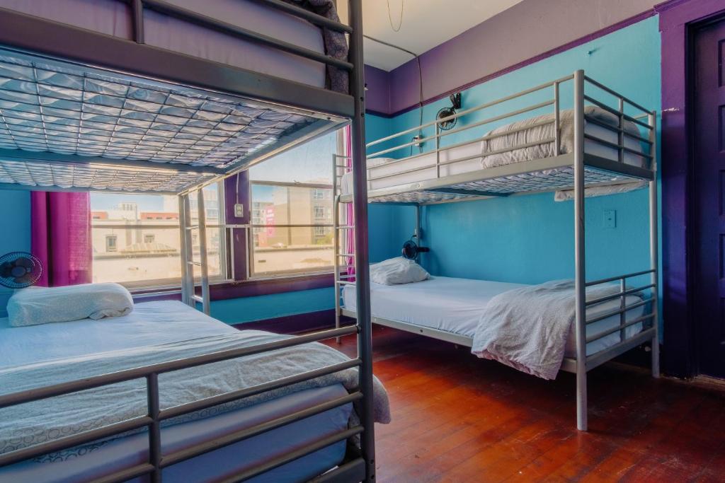 Lucky D&#39;s Youth and Traveler&#39;s Hostel客房内的一张或多张床位