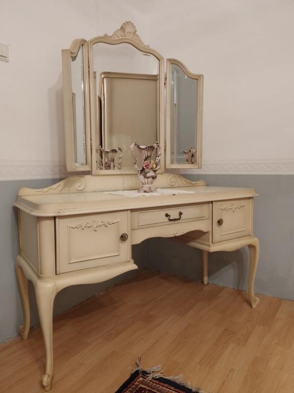 奥巴曹洛克Rokoko Apartman的白色梳妆台、镜子和水槽