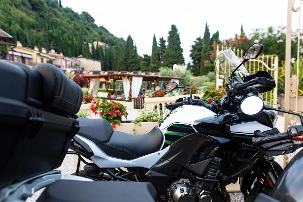 托斯科拉诺-马德尔诺亚德里亚度假酒店的彼此相邻的一排摩托车