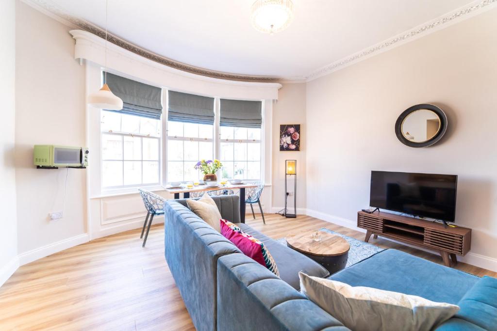 大雅茅斯King Street Residence - 2 Bed的客厅配有蓝色的沙发和电视