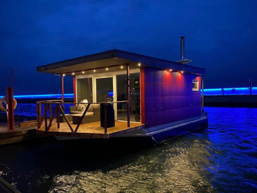塔林Cozy Floating house with sauna的夜晚在水面上的小房子