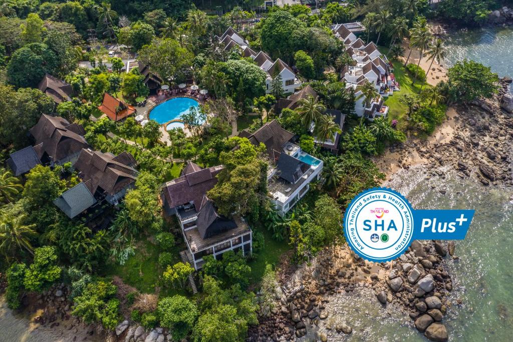 卡马拉海滩Kamala Beach Estate Resort - SHA Extra Plus的享有别墅空中美景和度假胜地
