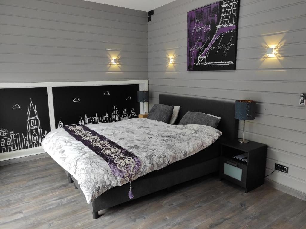布鲁日Kuai Guestroom Brugge的一间卧室配有一张带黑白色棉被的床
