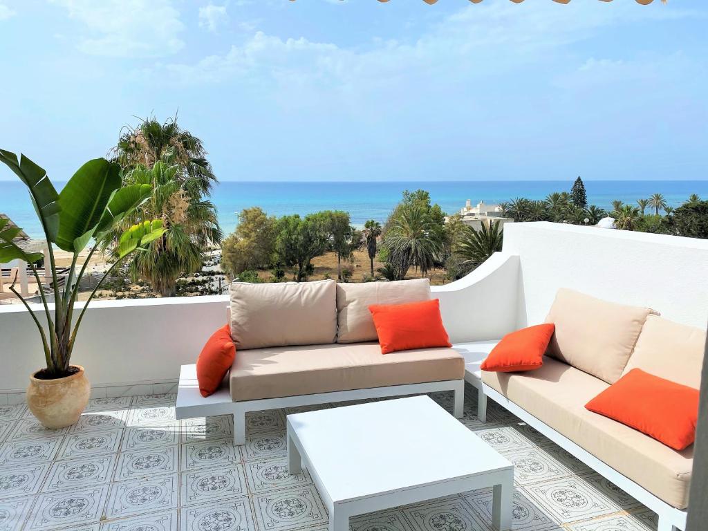哈马马特Roof Top Pied dans l'Eau Panoramic View, 80 meters from Seaside的一个带两张沙发的海景庭院