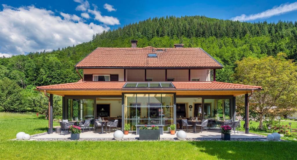 托特瑙Landgasthaus Kurz Hotel & Restaurant am Feldberg - Schwarzwald的一座房子,设有一座山地温室