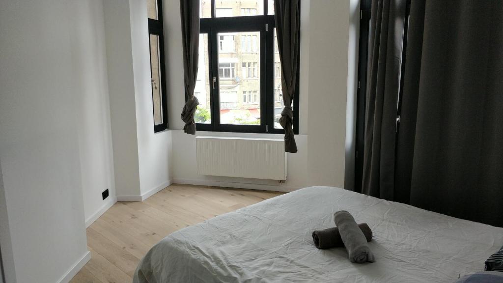 布鲁塞尔Brussels flat的一只泰迪熊躺在卧室的床上