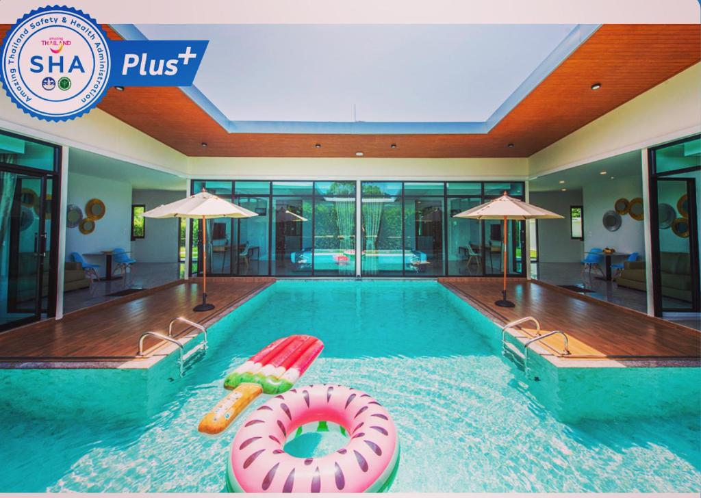 普吉镇Good Night Pool Villa Phuket - SHA Plus的中间设有泳池面的游泳池