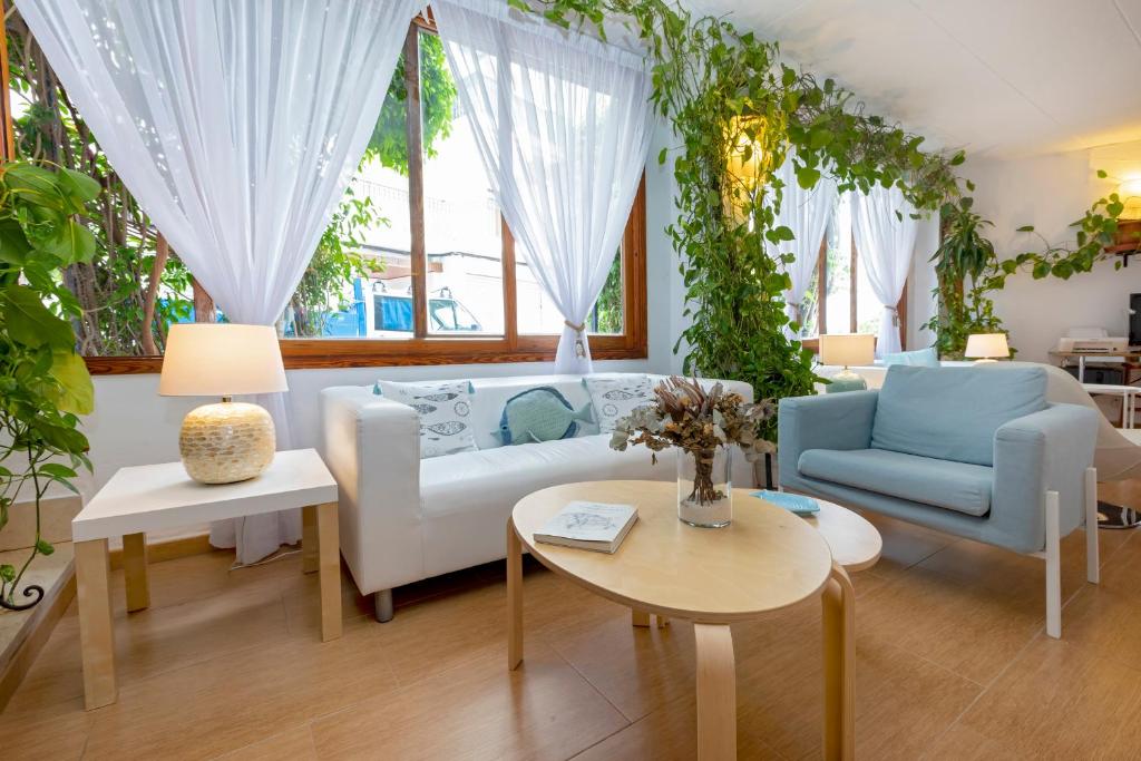 圣安东尼奥玛诺丽塔旅馆的客厅配有沙发、椅子和桌子