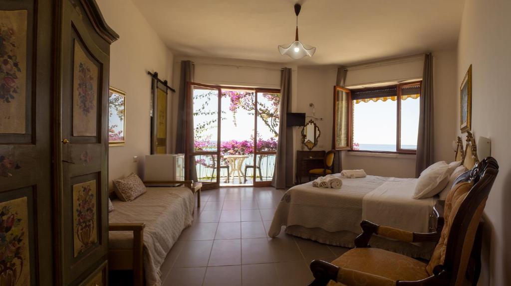 阿西亚罗利Villa Sarina的酒店客房设有两张床和一个阳台。
