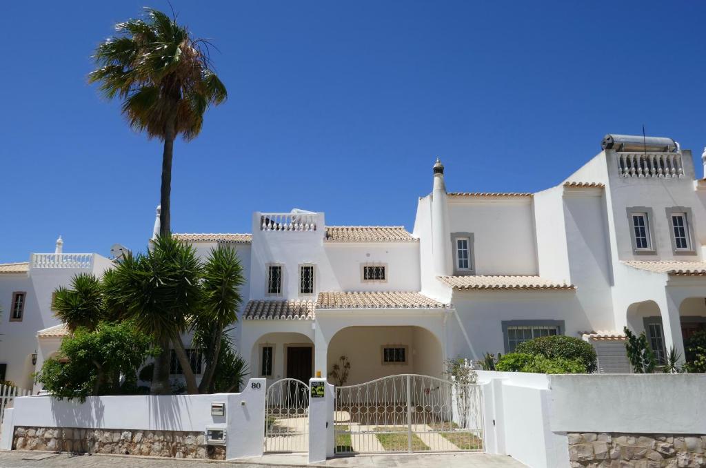 阿尔布费拉Villa a Sul的棕榈树的白色大房子