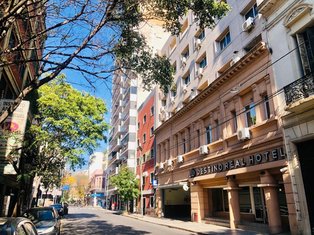 布宜诺斯艾利斯德斯蒂诺酒店的城市街道,有建筑