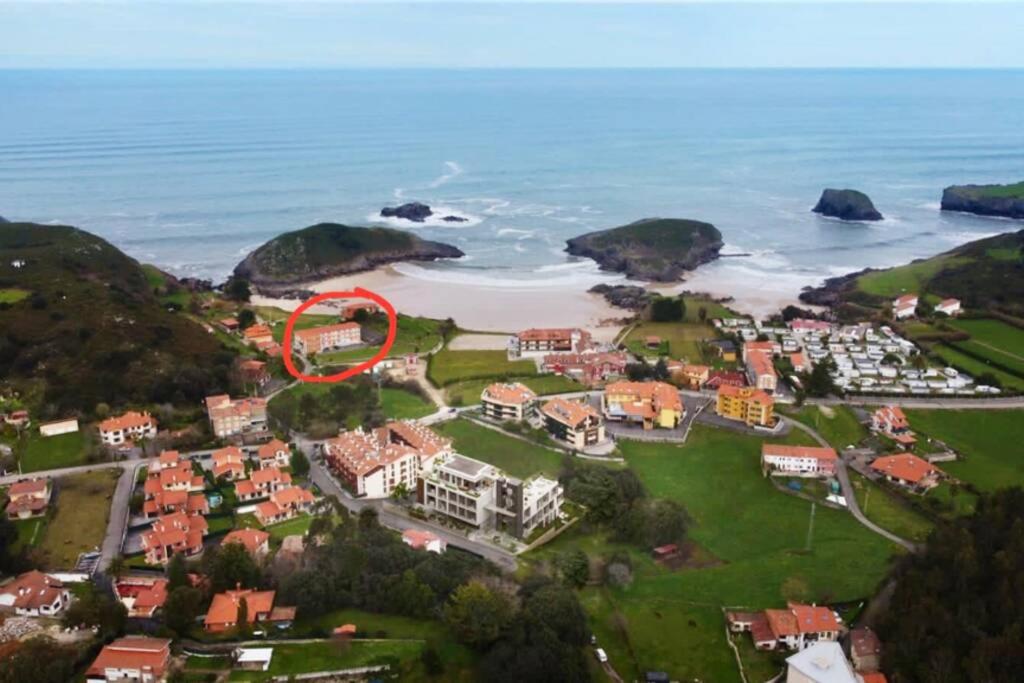 巴罗德亚尼斯Apartamento frente a la playa con vistas al mar en Barro, Llanes的红圆的度假村的空中景观