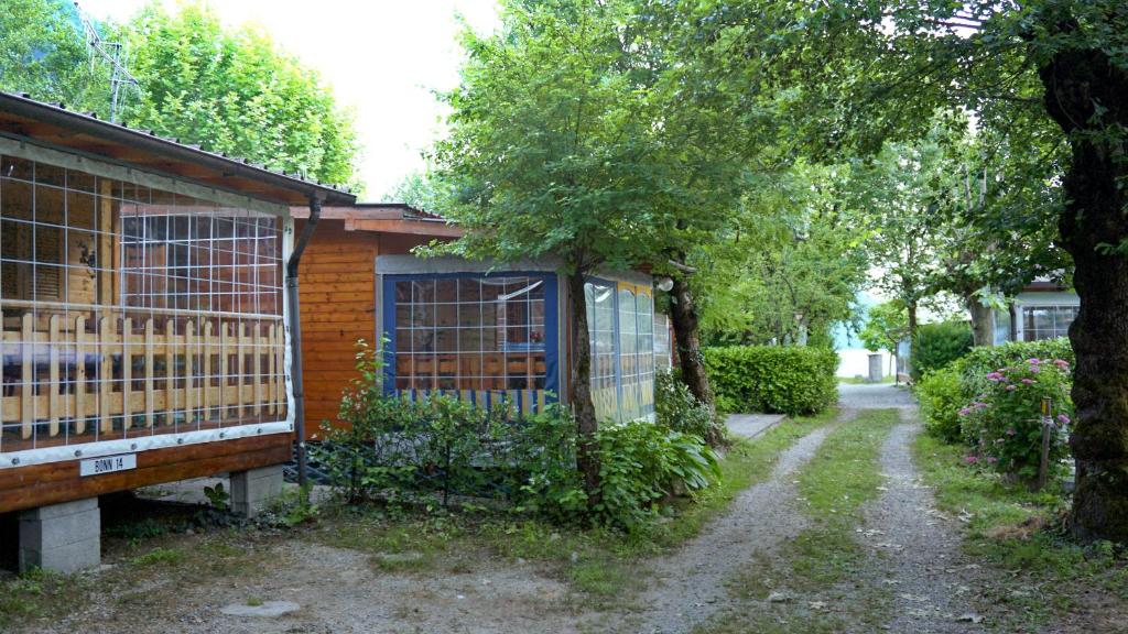 波尔莱扎VAKANTIEHUIS CASASinPORLEZZA - Camping Italië的一边有门的房子