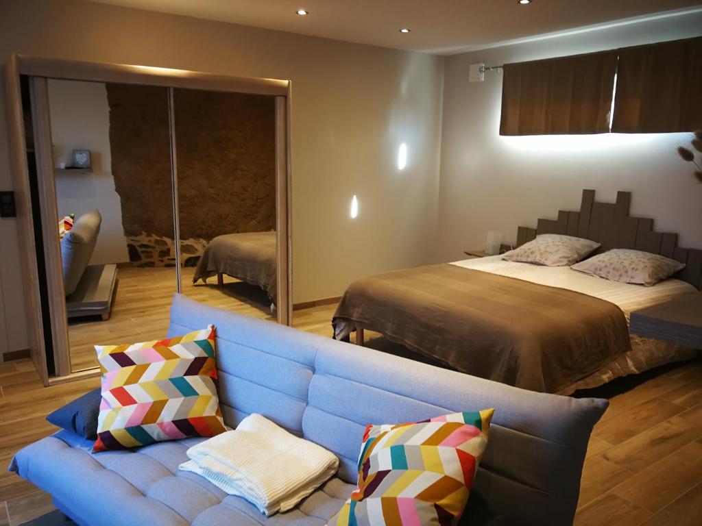 MarchésieuxTerre des marais的客房设有两张床、一张沙发和镜子