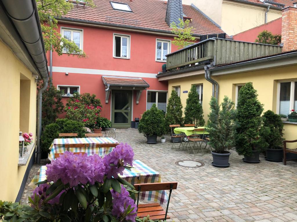 赖因斯贝格Ferienwohnung "Ankerplatz" mit 2 Schlafzimmern的一座带桌子和紫色花朵的庭院