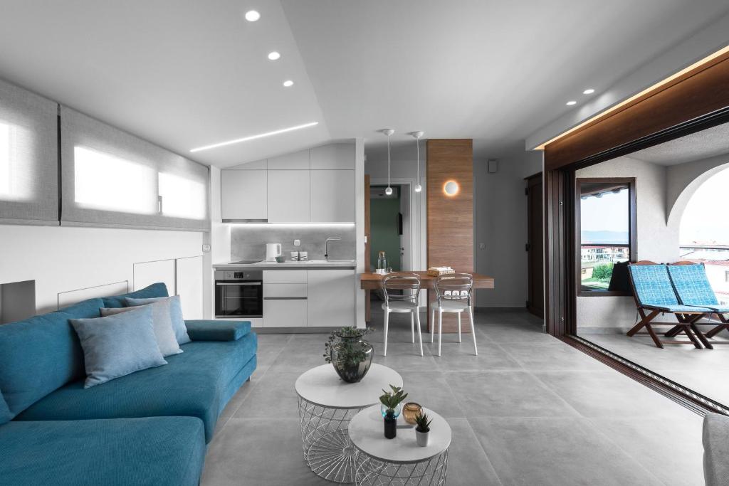 伊里斯斯Pola's loft的一间带蓝色沙发的客厅和一间厨房