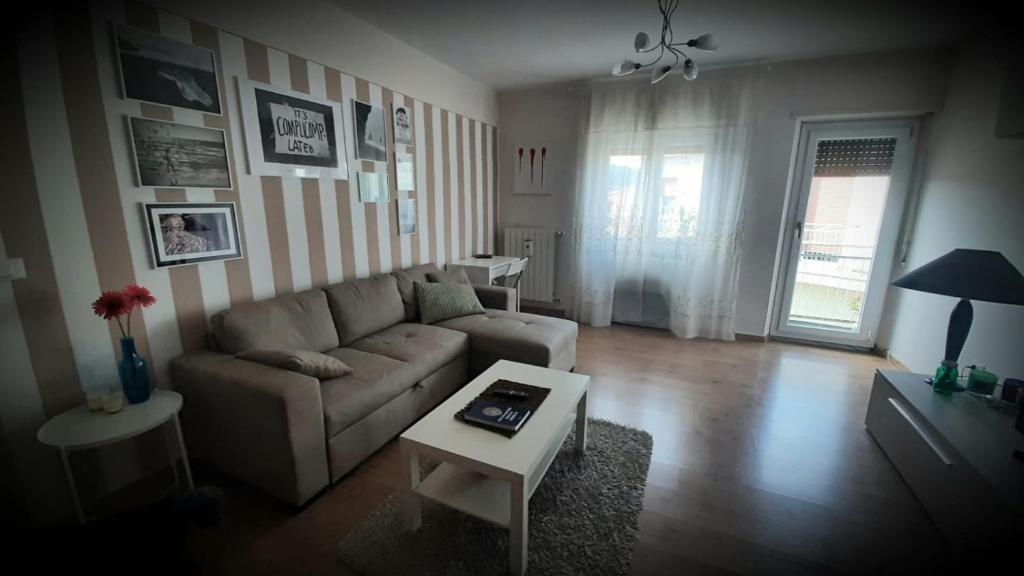 阿斯科利皮切诺La Mansarda的客厅配有沙发和桌子