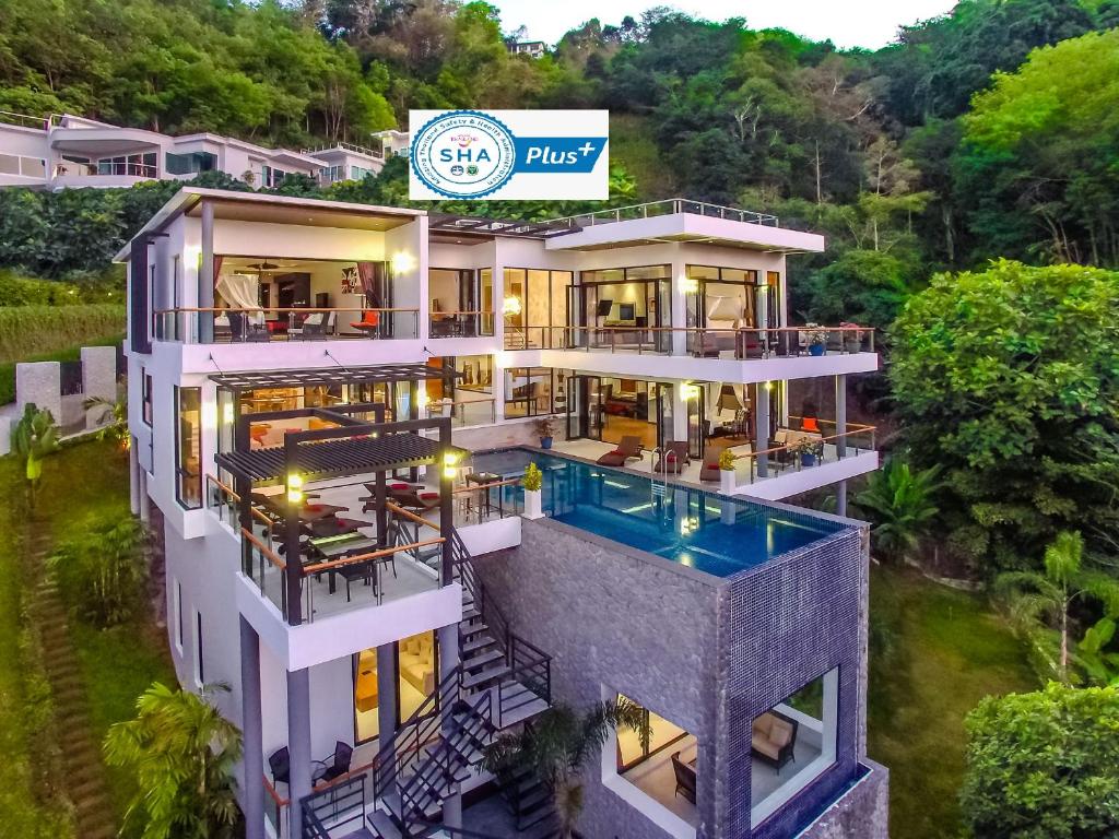 邦涛海滩Fully Serviced Grand Villa Luxury Time Phuket的享有带游泳池的房屋的空中景致