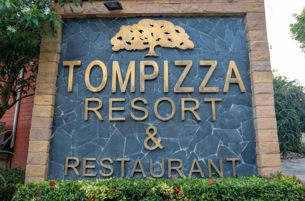 沙美岛Tom Pizza Resort的塔兰图拉度假村和餐厅的标志