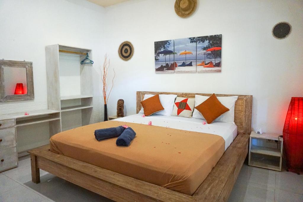 吉利特拉旺安普里宏杰酒店的一间卧室配有一张木架大床