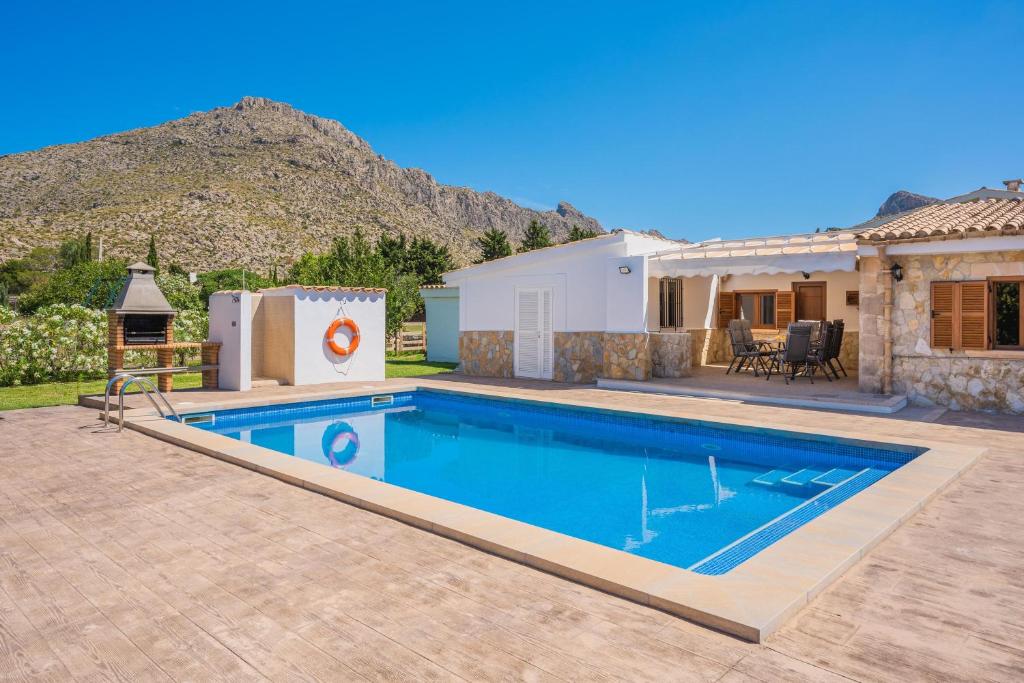 波连萨港Villa Can Serra的一座带房子的庭院内的游泳池