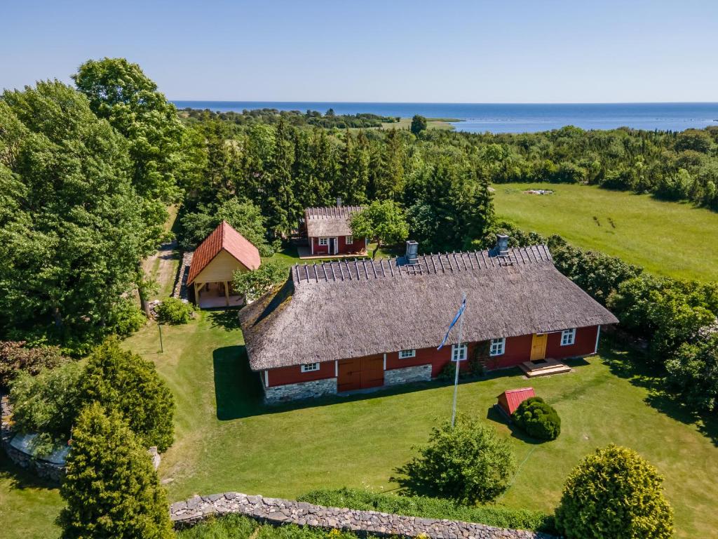 RuhveKäbruotsa farmhouse的享有大院子的空中景致
