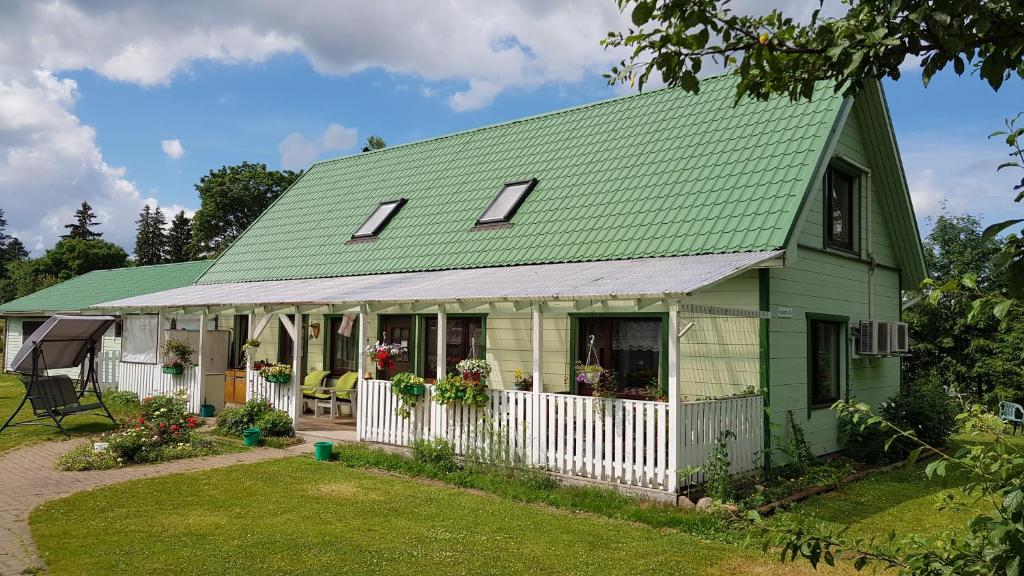TammikuAare kodumajutus的绿色的房屋,设有绿色的屋顶