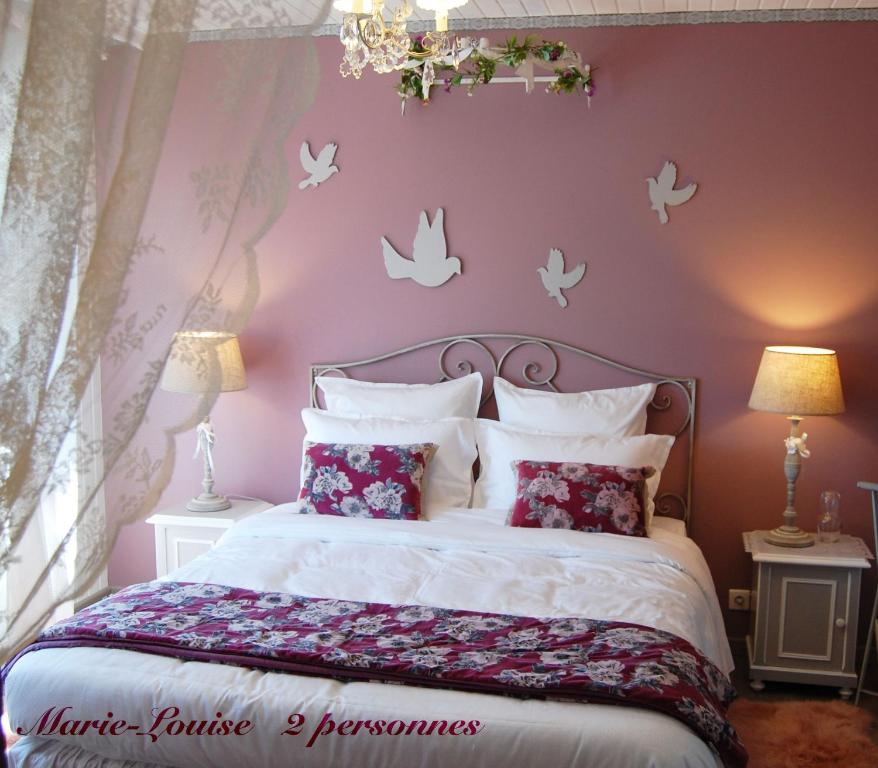 利克维Gite Riquewihr "C'est Beau la Vie Alsace"的卧室配有一张床上的蝴蝶壁床。