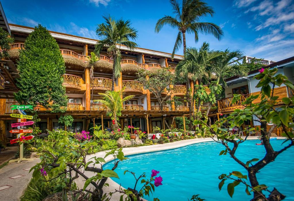 长滩岛长滩岛红椰子海滩酒店的享有带游泳池的度假村外部景致