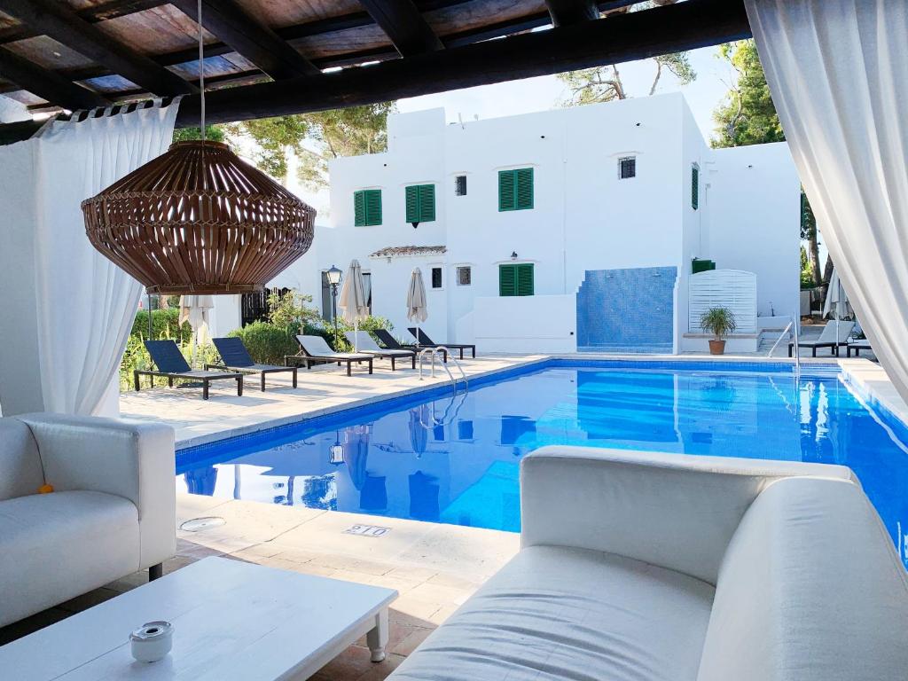 卡拉达沃Casa Ceiba Maria的一座别墅,设有游泳池和白色的建筑