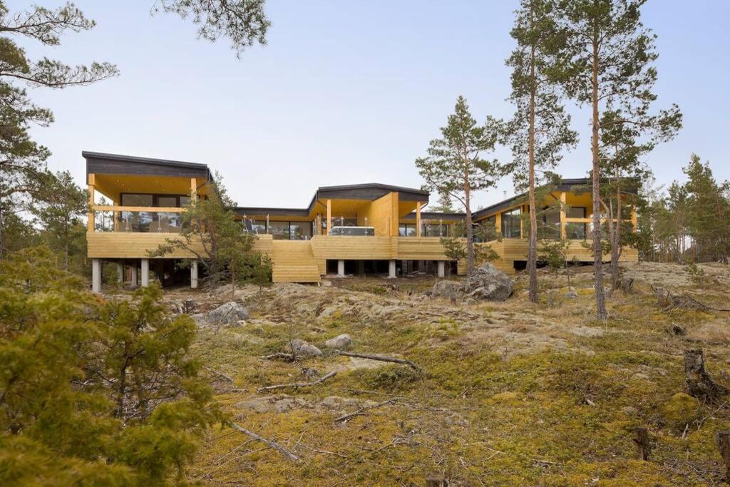 TöfsalaSeija's Modern Villa with Hot tub的树上山顶的房子