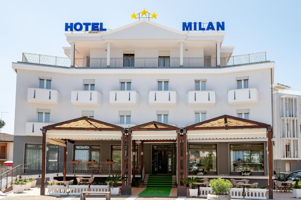 罗索利纳马雷Hotel Milan的拥有白色大建筑的酒店