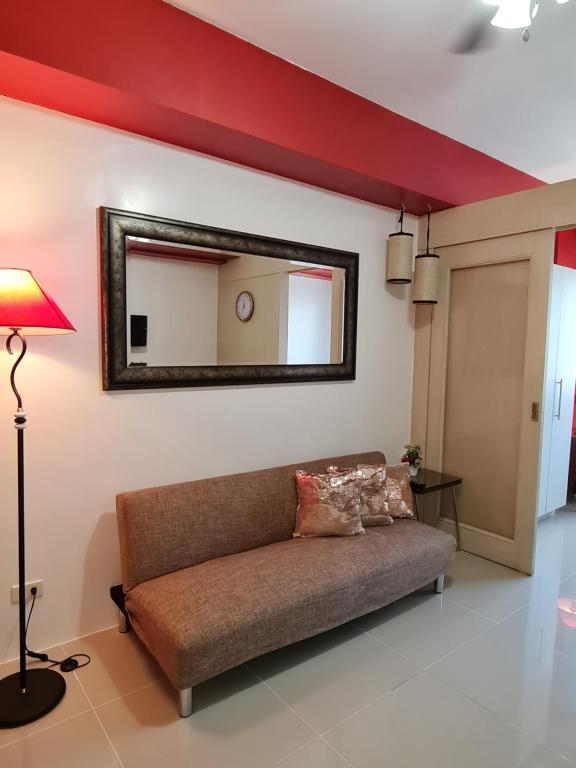 马尼拉Sea Residences - Condo R Us的带沙发和镜子的客厅