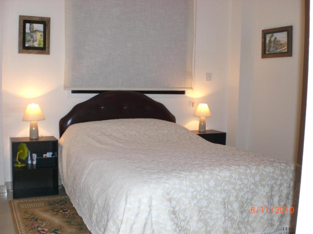 拉纳卡St. Lazaros Seaside Apartment的一间卧室配有一张床和两张台灯。