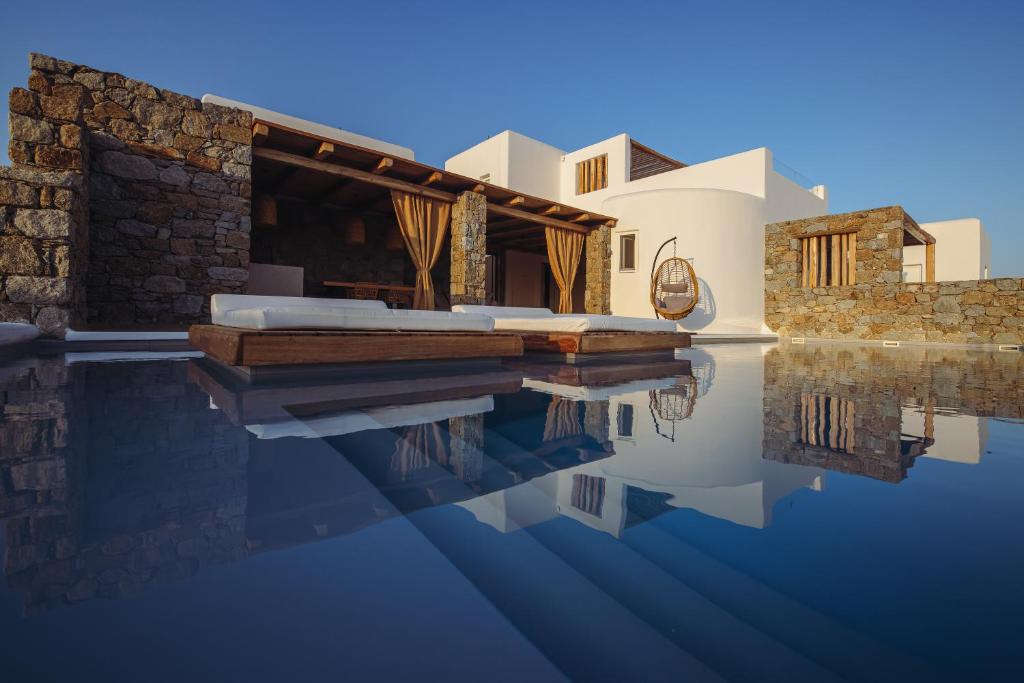 阿吉奥斯普罗科皮奥斯Amodara Boutique Villas-Naxos Boutique Luxury Private Villas的房屋旁带游泳池的房子