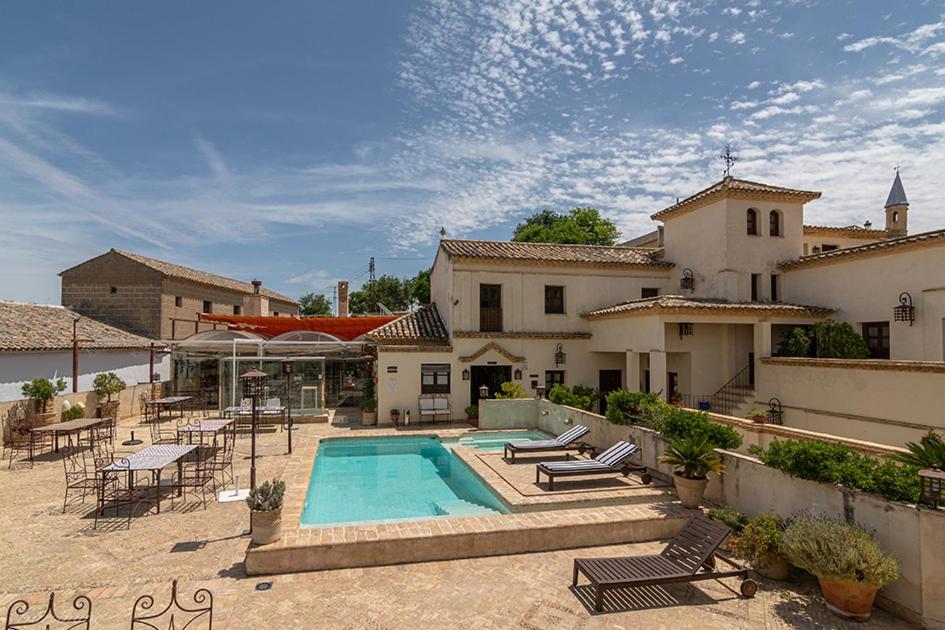 奥苏纳修道院旅馆的庭院中带游泳池的房子