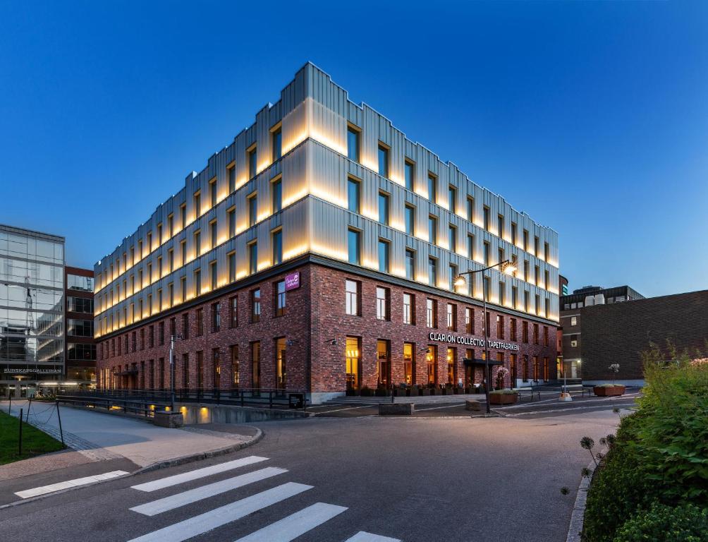 斯德哥尔摩Clarion Collection Hotel Tapetfabriken的街道上的一座大建筑