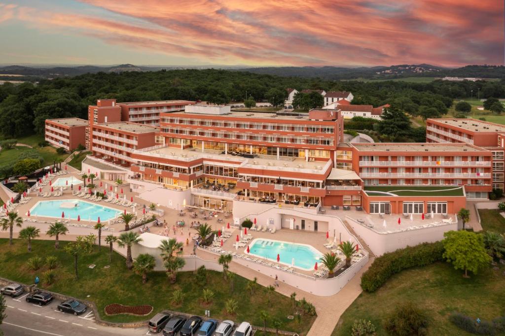 波雷奇Hotel Albatros Plava Laguna的享有度假胜地的空中景致,设有2个游泳池