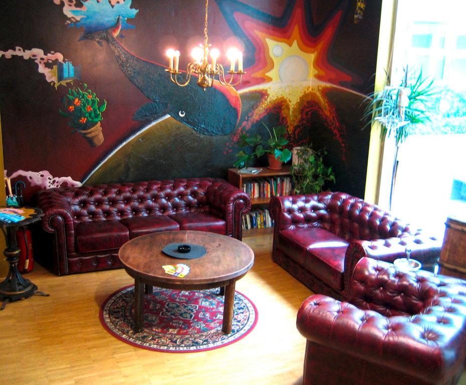 柏林柏林市中心金色旅馆的客厅配有真皮沙发和桌子