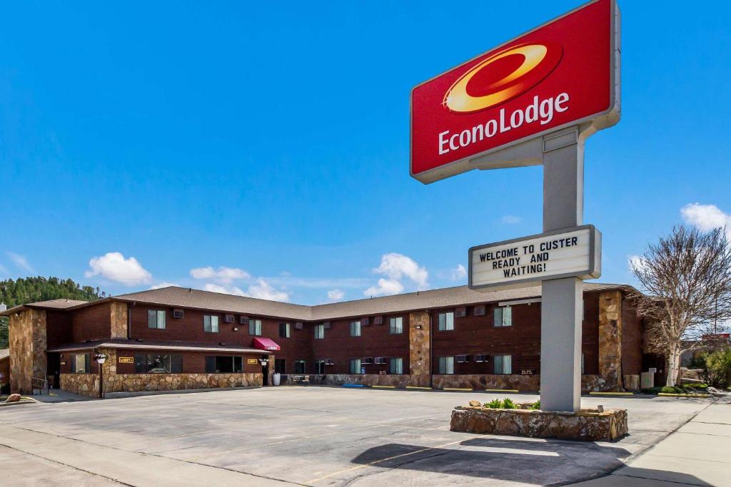 卡斯特Econo Lodge, Downtown Custer Near Custer State Park and Mt Rushmore的前面有标志的建筑