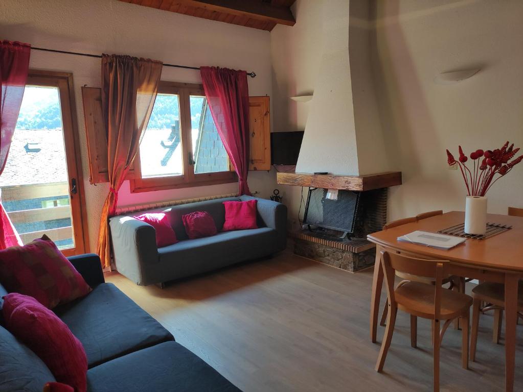 马萨纳SUITEDREAMS - Camp de Baix的客厅配有沙发和桌子